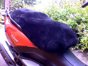 Gilera Fuoco 500 2008- Black Sheepskin Motorcycle Seat Cover