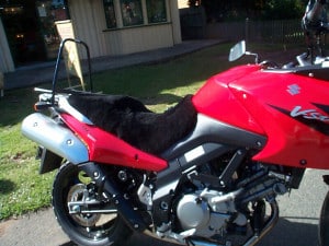 Suzuki DL650 V Strom 2004-2010 Black Sheepskin Motorcycle Seat Cover on Red bike