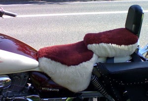 Hyosung Aquilia GV250 2005 Cream & Burgundy Sheepskin Motorcycle Seat Cover